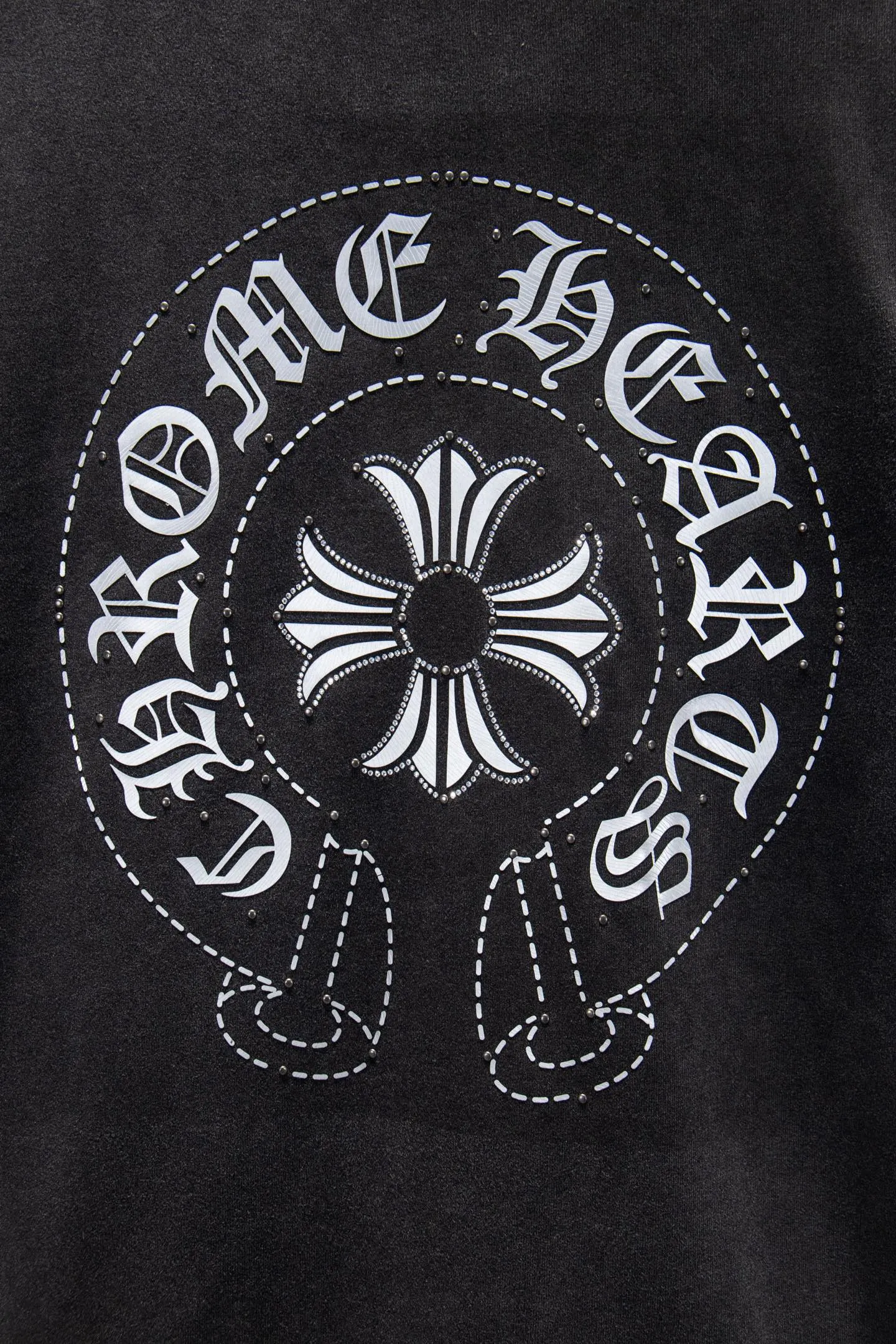 P290 🆕Chrome hearts new hot diamond silicone stir-fried color sweatshirt. The os version is really charming. The Chrome family is really unique. Every new season has the best version. It is very practical and can be worn casually. Nice✔️ - ⚠️100% cotton. Made of custom-dyed terry cotton sweatshirt surface, 420g double-ply double yarn, comfortable to the touch. Made from imported knitting needle carded cotton, the thickness is moderate, drapey and contoured, making the upper body comfortable! ! It is very tolerant to fat body types and can instantly lose five pounds after wearing it!  Specially ordered many Austrian hot diamonds, which have the bling bling effect of natural crystals under the light, with multi-faceted reflective points, and the production cost is extremely high. The laser molding includes a computer engraving machine and a laser machine, which are accurate in units of particles. Finally, it is hot and set at high temperature. After the hot ironing, the firmness needs to be tested repeatedly on the hot stamping. It can show colorful reflections under the light. The body of the garment is treated with reverse-bottomed silicone, hot-drilled and frayed elements, which greatly increases the interest of the garment and creates a unique visual effect.  Hem Loose closing Double-layer fabric Good closing effect Exquisite seaming Color: Washed black Reverse stir-fried gray Size: S-M-L-XL